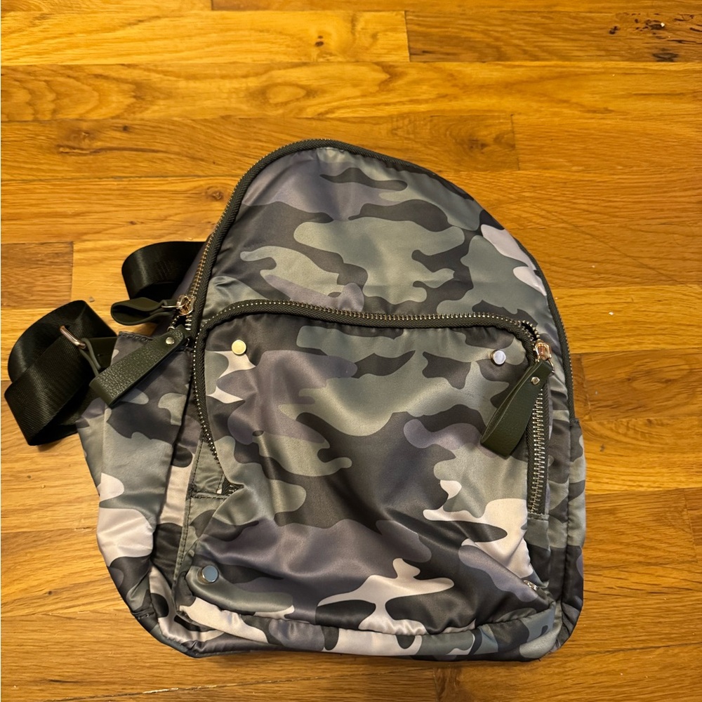 Satin Camouflage Backpack.  2 side pockets.  Top handle.
